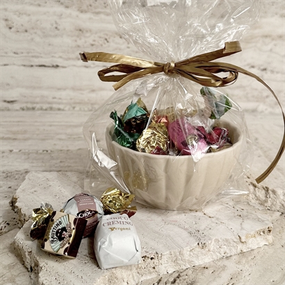 Bloomingville enfärgad keramikskål med 250 gram lyxig chokladblandning.